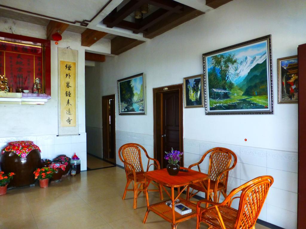 Yangshuo Moon Resort Hotel Guilin Exterior photo